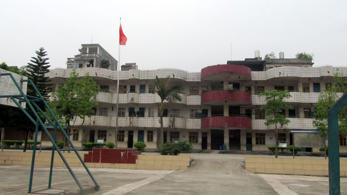 学校操场和教学楼。