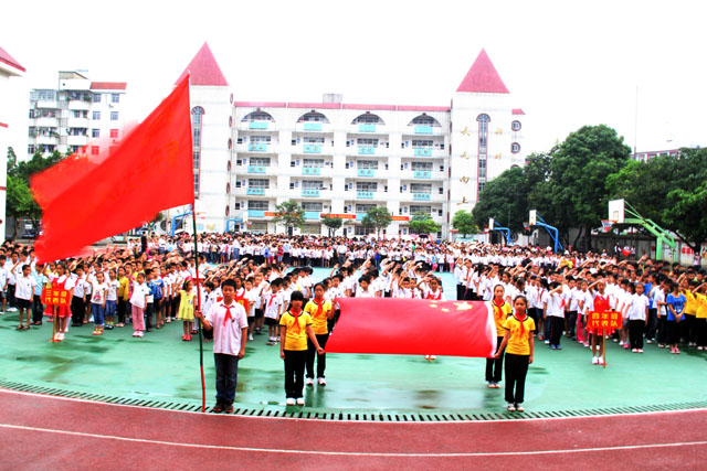 学校运动会开幕式。