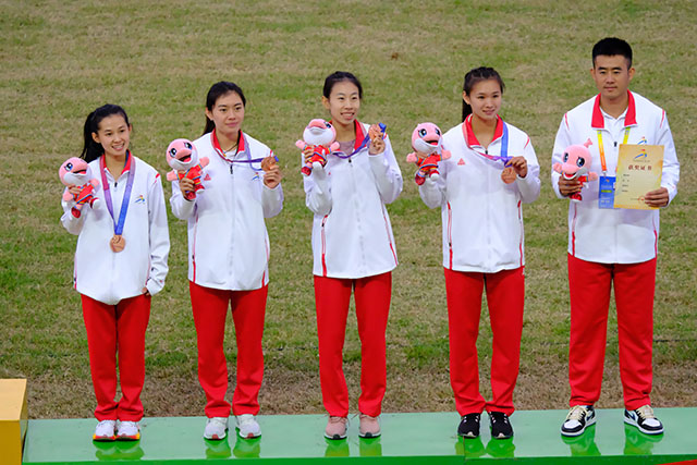 大学乙组女子4×100米接力，广西队登上领奖台a.jpg