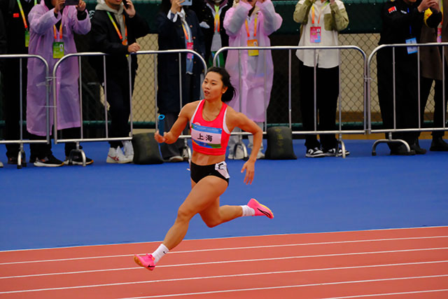 亚洲女飞人葛曼棋在大学乙组女子4×100米接力决赛中a.jpg