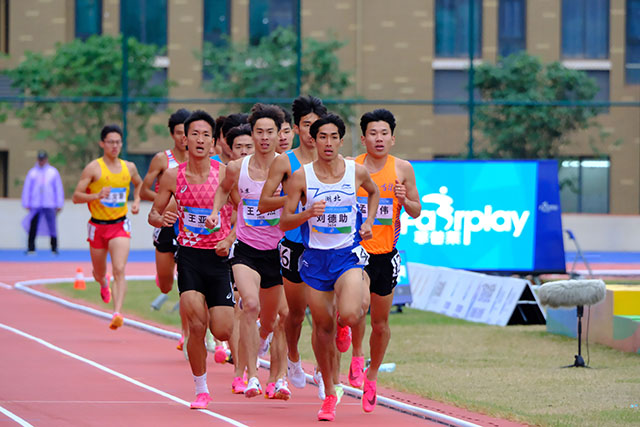 广西籍优秀中长跑运动员刘德助在大学乙组男子1500米比赛中a.jpg