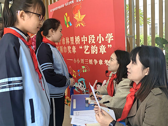 3.林里学子们正在进行争章考核。容世凯 摄.jpg