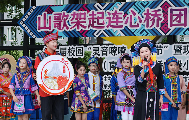 6.六年级山歌节目《石榴籽抱心连心》。张翠萍 摄.jpg
