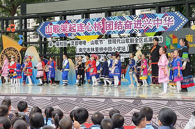 8.二年级山歌节目《小小少年对山歌》。银颂 摄.jpg