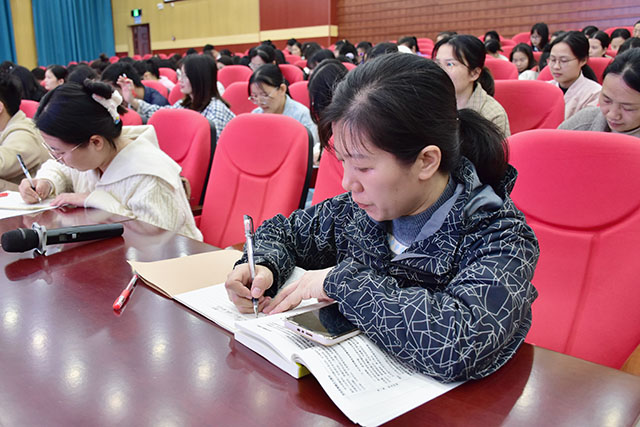 图为南宁市银岭小学教师正在认真做笔记.JPG