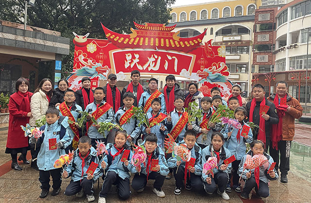 ⁮2024年2月26日南宁市华西路小学老师们给学生送开学祝福.JPG
