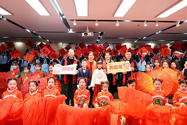 贤宾校区常务副校长苏静宣布“开学”，同学们纷纷举起自己一笔一划绘制的“龙福”作品，表达自己对新学期到来的欢喜3.JPG