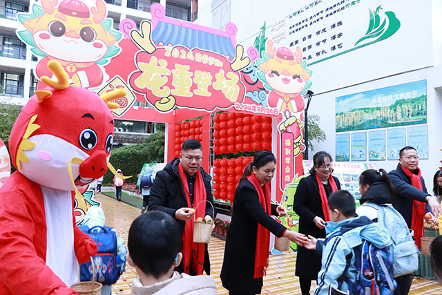 学校领导及老师迎接孩子们返校，并赠送砂糖橘作为开学小礼物，祝福孩子们新的学期红红火火、大吉大利.JPG