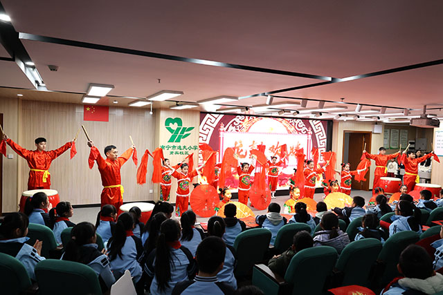 学校舞蹈队、合唱队以及老师们带来了精彩表演《龙鼓欢腾启新程》，鼓声阵阵，乐声悠扬，音乐与鼓点交融在一起，迸发出无限活力，展现了全校师生新学期积极向上、朝气蓬勃的精神风貌.JPG