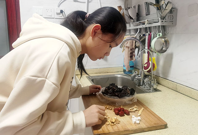 五年级同学动手烹饪一道药膳.jpg
