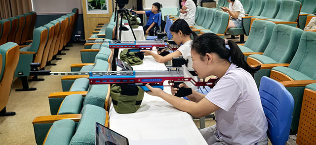 同学们气定神闲稳定射击.jpg