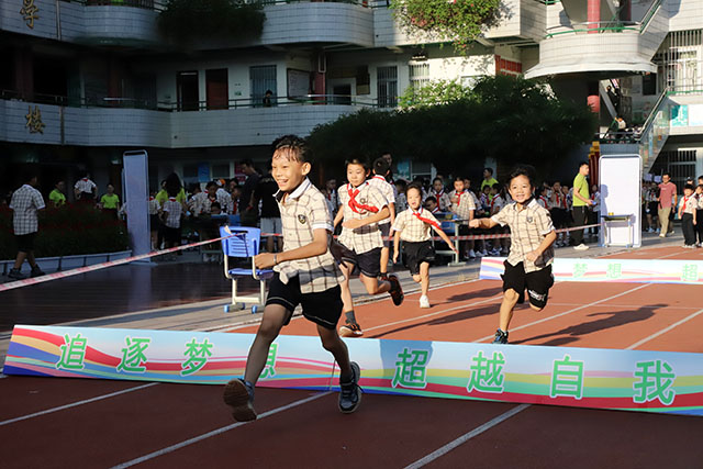 学校在操场设置100米跑比赛体验项目活力满满开启新学期.JPG