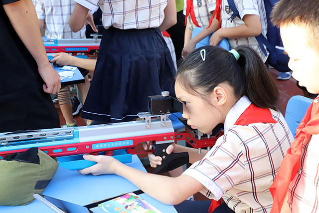 学校在操场设置光电射击比赛体验项目活力满满开启新学期.JPG