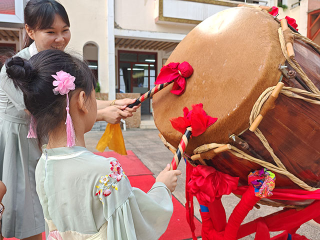 2024年9月2日南宁市华西路小学“开笔破蒙  立德明志”开笔礼活动中，老师带领一年级新生击鼓鸣志。.jpg