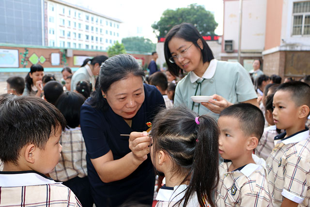 2024年9月2日南宁市华西路小学“开笔破蒙  立德明志”开笔礼活动中，周雪书记给一年新生点朱砂。.jpg