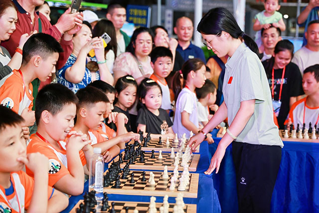 侯逸凡与青少年棋手下车轮战指导棋.jpga.jpg