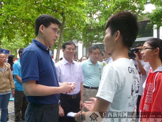 教育厅到广西大学视察“绿色通道”工作
