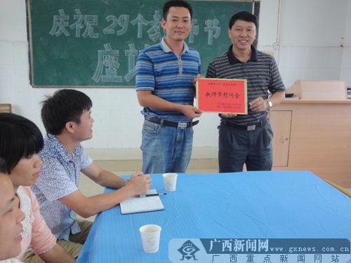 西乡塘区常委副区长到石埠中心小学慰问教师