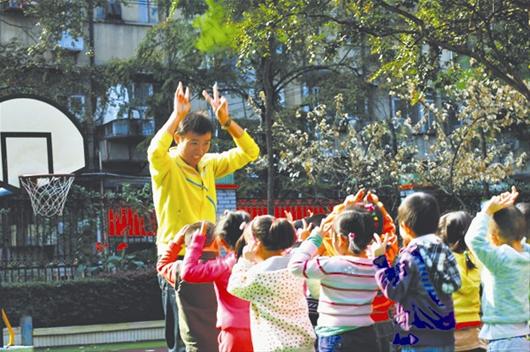 幼儿园极缺男教师 小伙子办公司“定时供应”