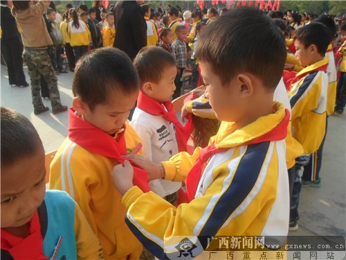 隆林民小红领巾入队齐诵《中国少年说》