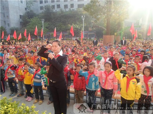 隆林民小红领巾入队齐诵《中国少年说》