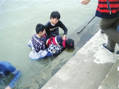 北海中学学生救起落水女生网友供图
