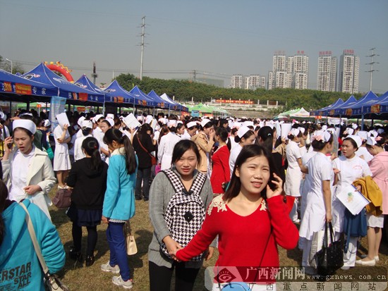 “白衣天使”不愁“嫁” 卫职院双选会招聘火热