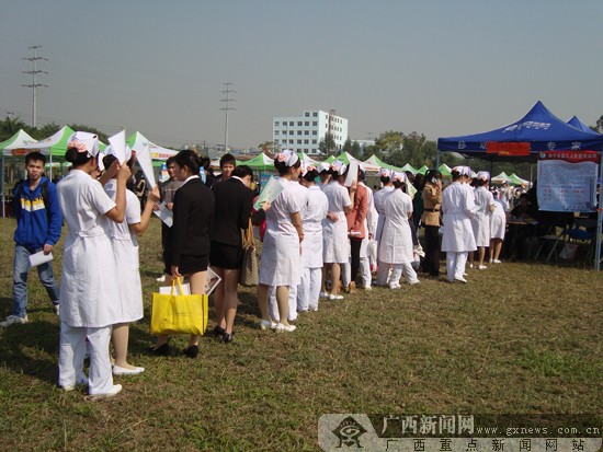 “白衣天使”不愁“嫁” 卫职院双选会招聘火热