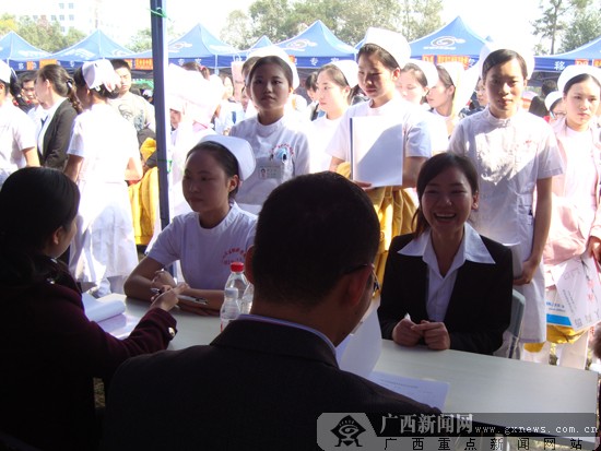 “白衣天使”不愁“嫁” 卫职院双选会招聘火热