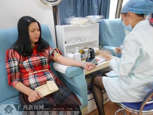 血车进教院 爱心传递生命