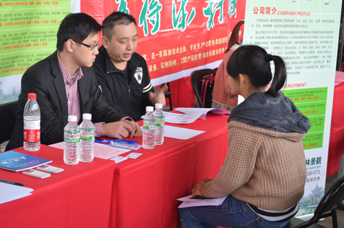 广职举办双选会 应届毕业生借机寻岗位