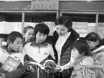 女孩捐嫁妆钱为小学建图书室称受妈妈爱心熏陶