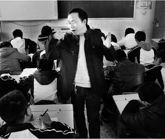 绍兴一双目失明教师靠爱心教学24年