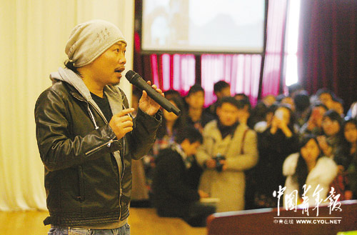 当来自台湾的作词人方文山在天津大学谈起他填词的《爱在西元前》、《青花瓷》等流行歌曲,挤满了听众的报告厅里不时响起欢呼声。大学生们就像欢迎歌星一样,迎接这位幕后创作者的登场。