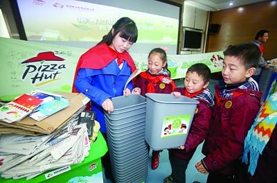 小学设“再生资源中心” 孩子们带“垃圾”上学