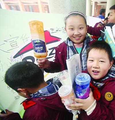 小学设“再生资源中心” 孩子们带“垃圾”上学