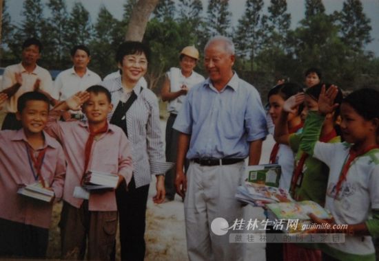 援建的教学楼落成，李蔚强代表马保之给孩子们送去图书。(记者翻拍)