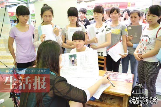 “百家企业进校园”招聘会举行 企业下订单揽人才