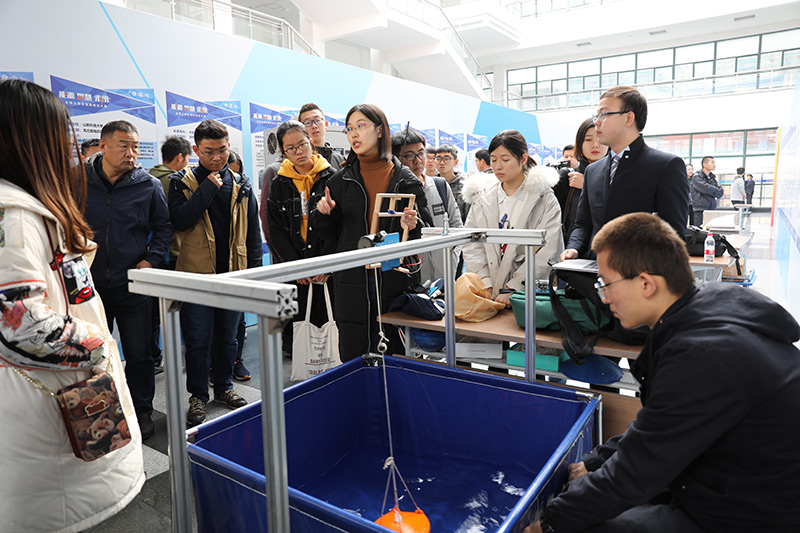 来自上海交通大学的王彤彤介绍其参赛作品“海上秋千式防波发电装置”。刘积舜/摄