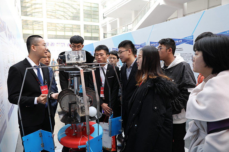 来自中国石油大学(华东)的参赛队员介绍其参赛作品“新型双向海上波浪能发电平台”。刘积舜/摄