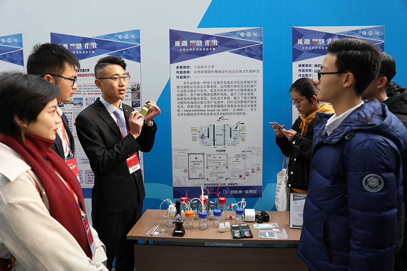 来自上海海洋大学的参赛队员介绍其参赛作品“新型抑藻微生物盐电池反应器”。刘积舜/摄