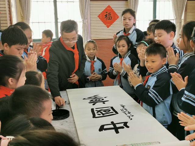 南宁市华西路小学"书法家进校园"系列活动暨十一月主题书写活动