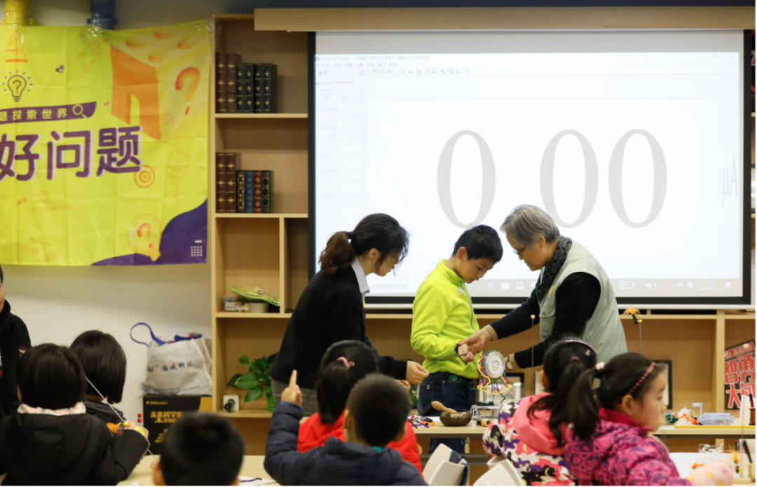 吴教授带学生做实验