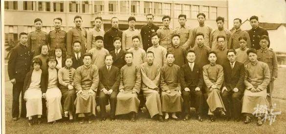 1937年浙江大学数学系师生合影（前排左3为朱良璧）