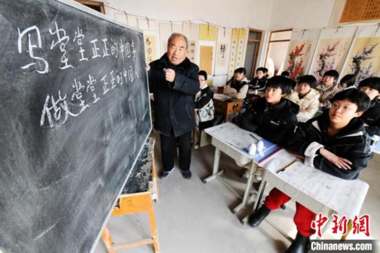 河北八旬老人的书法公益课：19年680名农村学生