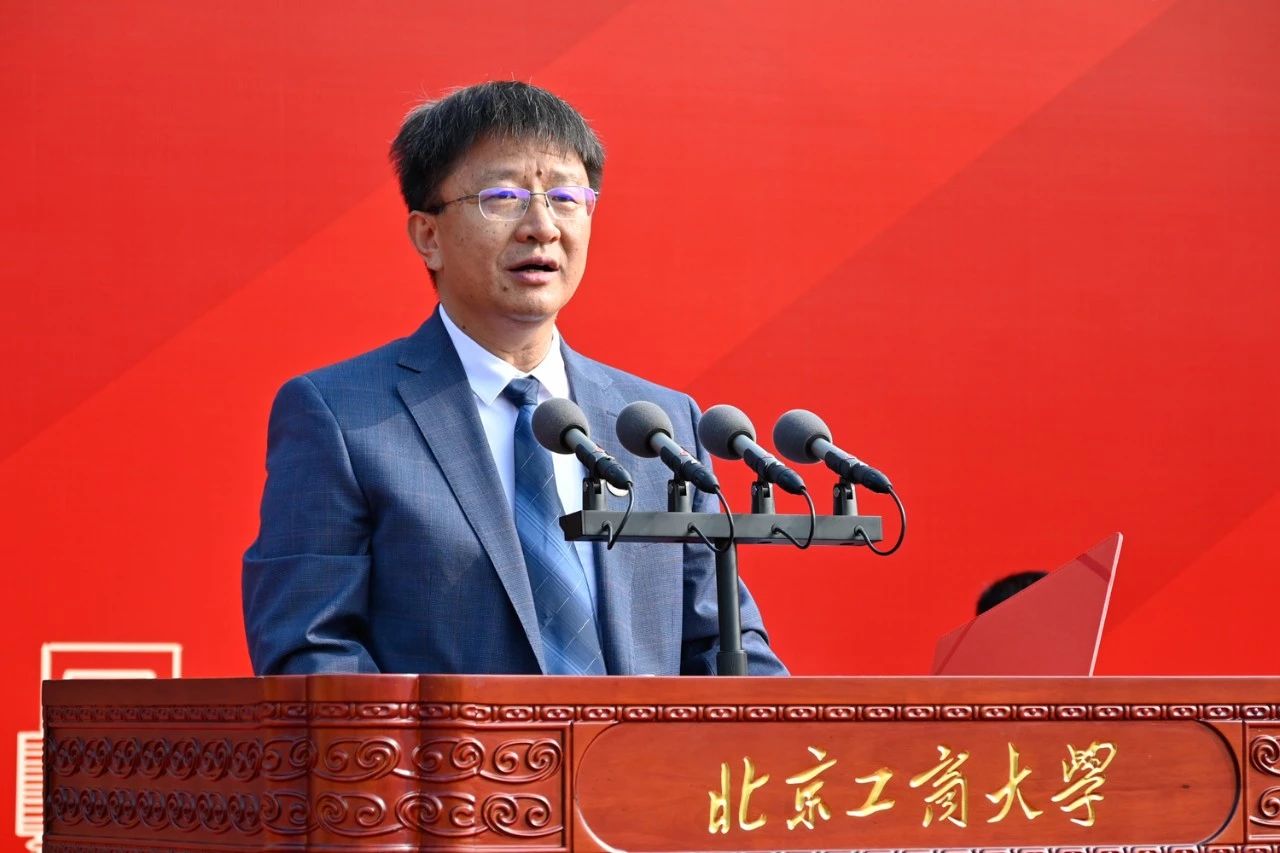 北京工商大学党委副书记、校长郭建华在2023级本科生开学典礼上的讲话。校方供图