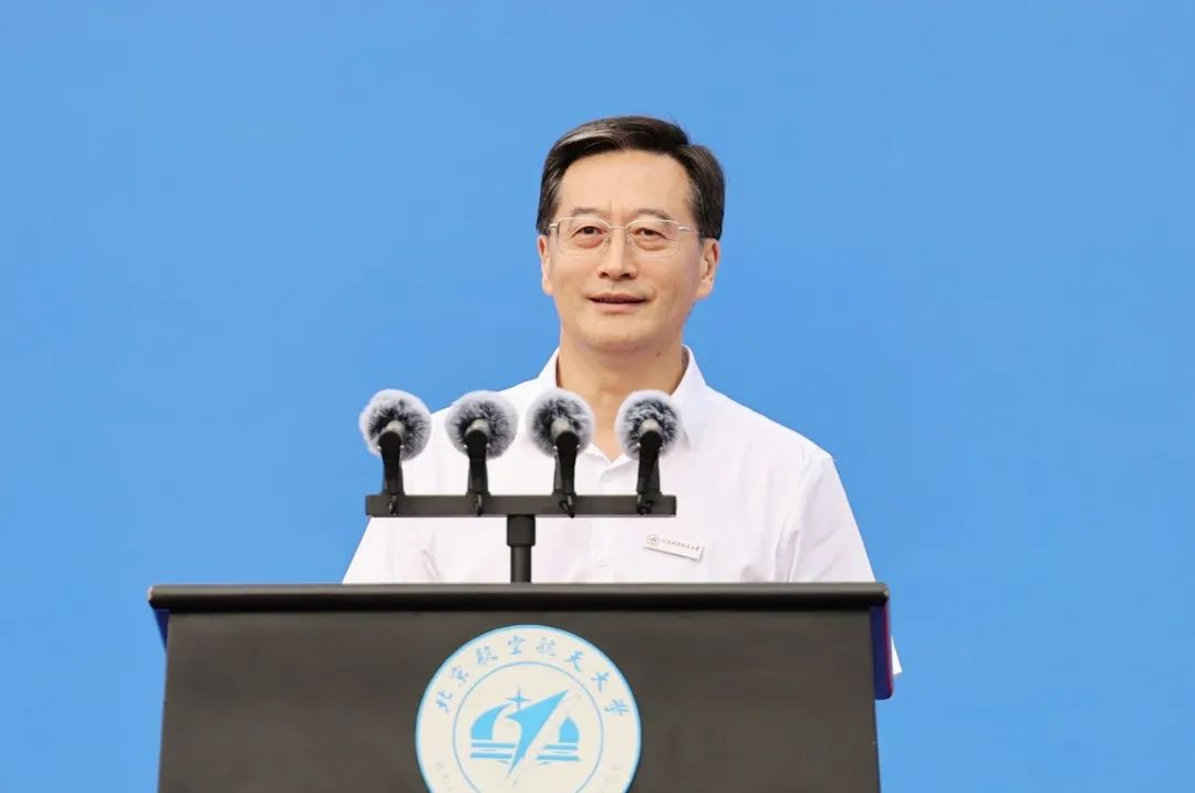 北京航空航天大学校长王云鹏在2023年新生开学典礼上致辞。校方供图